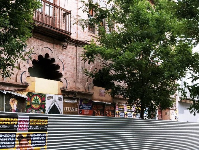 Fachada del Cine Trajano, con fachada tanto a la calle Trajano como a Amor de Dios, en Sevilla.