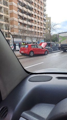 El coche accidentado tras resbalar en el líquido derramado en Avenidas.