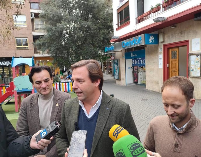 Antonio Repullo atiende a los periodistas, junto a Agustín González y Erik Domínguez.