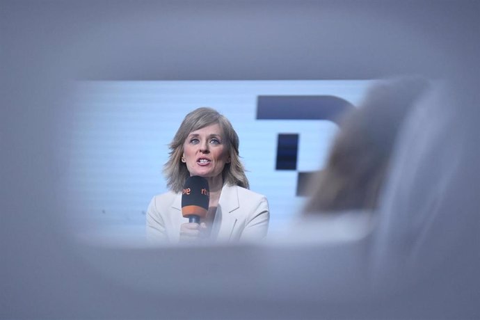 La nueva presentadora de la segunda edición del Telediario de TVE, Marta Carazo, interviene durante un encuentro informativo con medios de comunicación, en el plató del telediario, a 20 de diciembre de 2023, en Madrid (España).  Marta Carazo ha sido cor