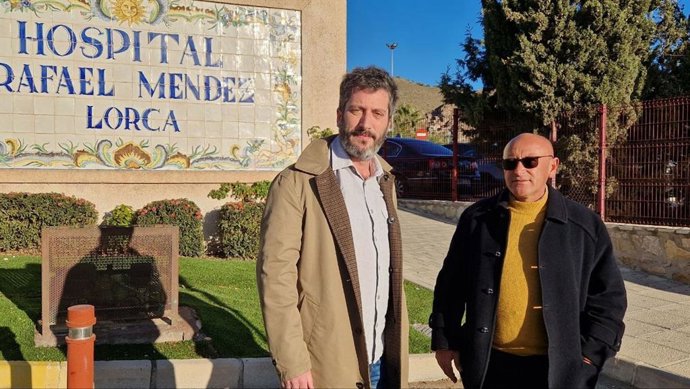 El diputado regional de Podemos-Izquierda Unida y ALianza Verde (Podemos-IU-AV), Víctor Egío, y el concejal de la coalición en Lorca, Pedro Sosa