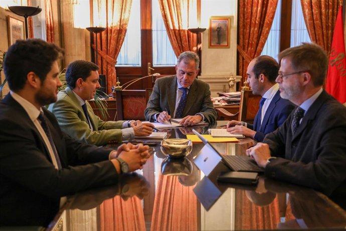 El alcalde de Sevilla, José Luis Sanz, con los representantes de Sevilla Quiere Metro.