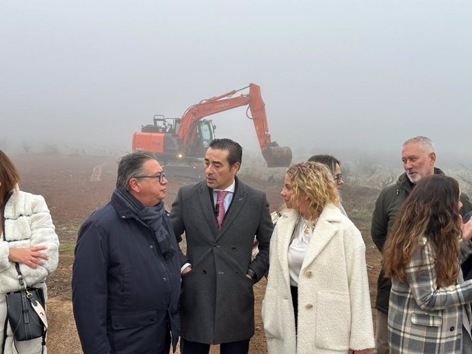 El director general de Extremadura Avante, Miguel Ángel Mendiano, en el centro, junto al alcalde de Almendralejo, José María Ramírez, en la visita a las obras del polígono industrial Las Picadas II.