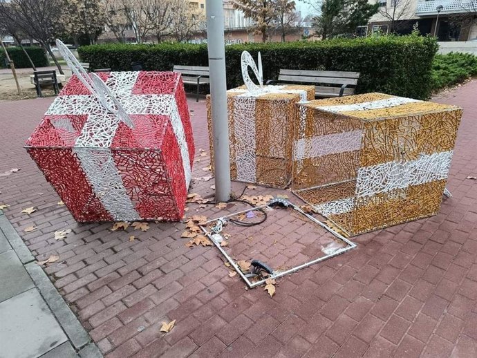 Decorado navideño vandalizado.