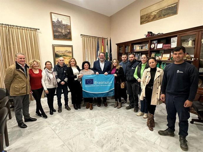 El alcalde de Carmona, Juan Ávila, en el centro de la imagen, con los alumnos que harán prácticas en empresas portuguesas.