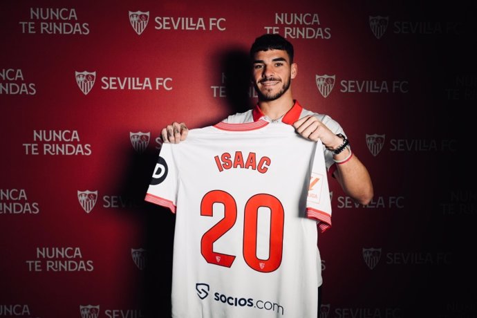 El canterano Isaac Romero pasa a formar parte del primer equipo del Sevilla FC.