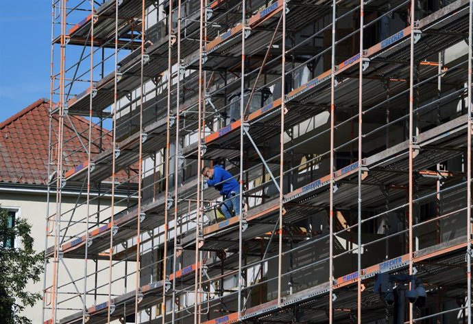 Archivo - n trabajador en la construcción de un edificio residencial en Alemania (25 de septiembre de 2023). 