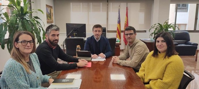 El director general del Servicio de Salud, Javier Ureña, mantiene una reunión sobre el centro de salud de Art