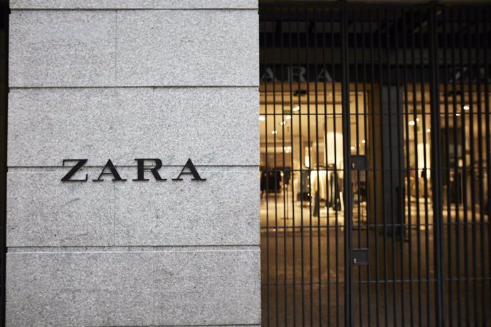 Archivo - Fachada y letrero del primer local de Zara que abrió en la capital junto a la Puerta del Sol, en Madrid, (España), a 14 de noviembre de 2020. 