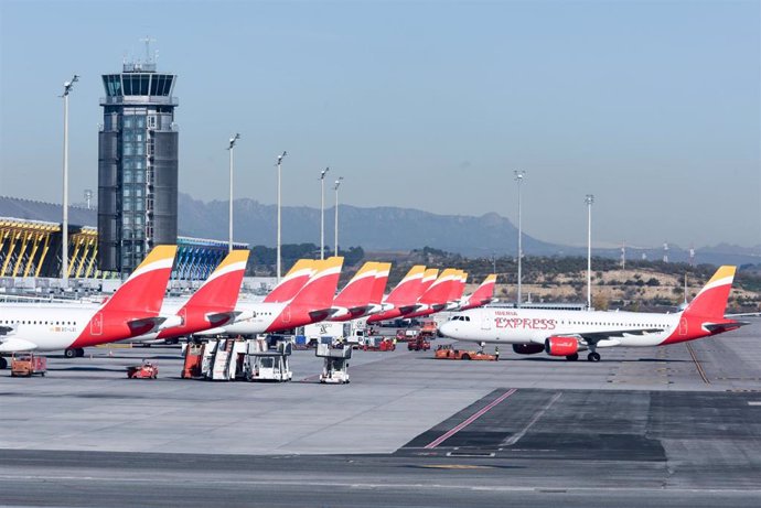 Aviones aparcados en las pistas de Barajas.