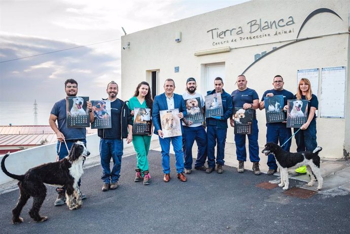 El consejero de Bienestar Animal del Cabildo de Tenerife, Valentín González (c), posa con el calendario solidario de adopción de animales