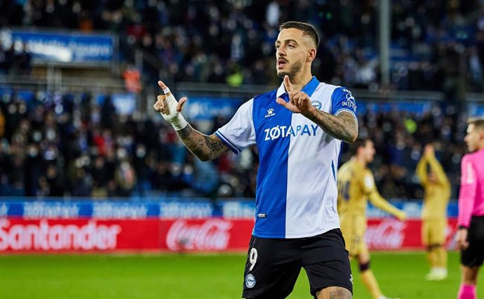 Archivo - El delantero Joselu Mato, en su etapa en el Deportivo Alavés.