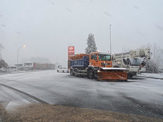 Archivo - Una máquina quitanieves y una grúa en una carretera en Altube (Álava)