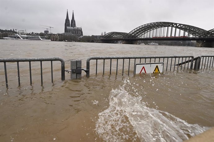 06 January 2024, North Rhine-Westphalia, Cologne: View of the flooded Rhine in front of the cathedral and the Hohenzollern Bridge. The water level is expected to exceed the critical mark on Saturday. The highest level is expected to be reached towards the