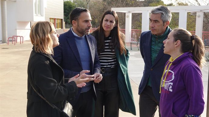 El secretario general del PSOE de Málaga, Daniel Pérez, junto al líder socialista de Benalmádena, Víctor Navas.