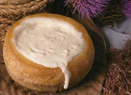 La Torta del Casar, el queso extremeño con Denominación de Origen para compartir esta Navidad