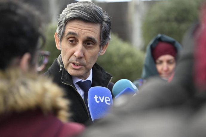 El presidente ejecutivo de Telefónica, José María Álvarez-Pallete, atiende a medios a su llegada al tanatorio del expresidente de Telefónica, César Alierta, a 11 de enero de 2024, en Zaragoza, Aragón (España). 