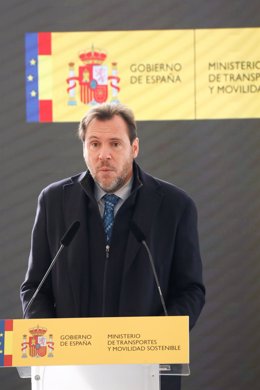 El ministro de Transportes y Movilidad Sostenible, Óscar Puente, interviene durante la inauguración del último tramo de la A-33 entre Yecla (Murcia) y Caudete (Albacete), a 11 de enero de 2024, en Yecla, Región de Murcia (España). Más de 16.000 vehículos 