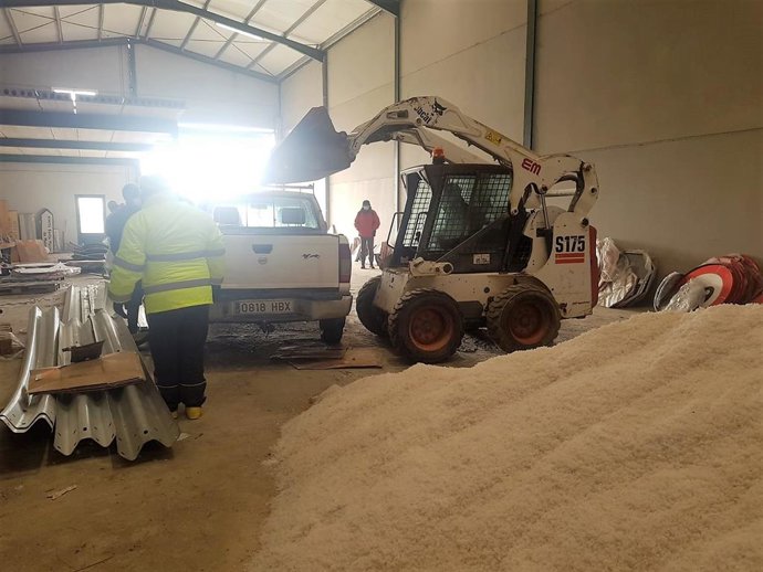 Reparto de sal ante posibles heladas.