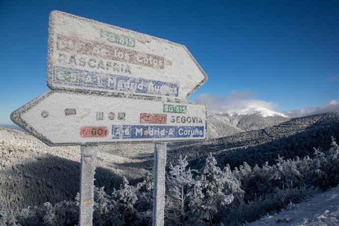 Dos carteles congelados en el Puerto de Navacerrada, a 7 de enero de 2024