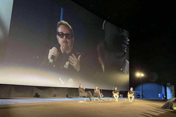 Alejandro López participando en un podcast.