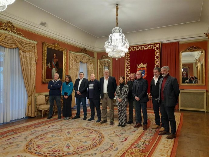 Imagen de los participantes en la firma del acuerdo transfronterizo 'Iruhbi Pilota' y la primera reunión de trabajo