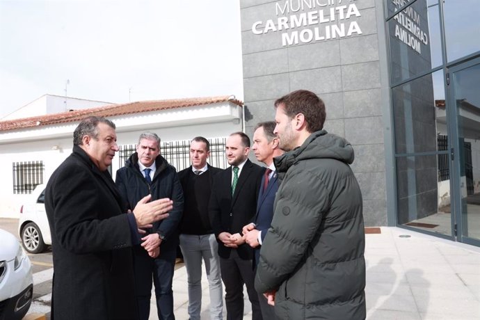El presidente de la Diputación de Sevilla, Javier Fernández, primero por la izquierda, en su visita a La Roda de Andalucía.