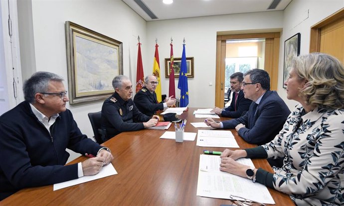 Imagen de la reunión de trabajo mantenida por el alcalde José Ballesta sobre la seguridad en Navidad