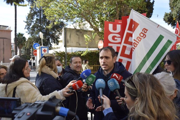 El coordinador de IU Andalucía y diputado de Sumar en el Congreso, Toni Valero, en declaraciones a los periodistas en Málaga con motivo de concentraciones de sindicatos.