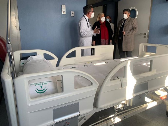 Visita del delegado de la Junta en Huelva, José Manuel Correa, y la delegada territorial de Salud y Consumo, Manuela Caro, al Hospital Infanta Elena.