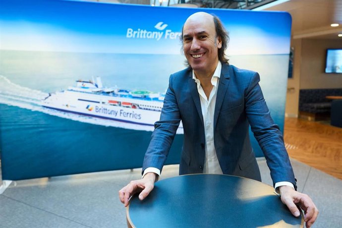 El gaitero Carlos Núñez posa tras una rueda de prensa para presentar su próximo concierto, a bordo del buque Santoña, en Santander.