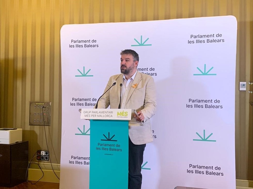 Archivo - El portavoz parlamentario de MÉS per Mallorca, Lluís Apesteguia, en rueda de prensa
