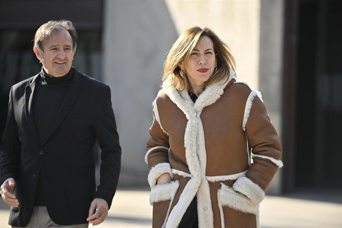La alcaldesa de Zaragoza, Natalia Chueca, a su llegada al tanatorio del expresidente de Telefónica, César Alierta, a 11 de enero de 2024, en Zaragoza, Aragón (España).