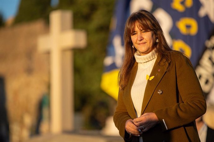 La presidenta de Junts, Laura Borrs, atiende a los medios de comunicación durante la ofrenda floral anual a la tumba del expresidente de la Generalitat Francesc Maci, en el cementerio de Montjuic, con motivo del 89 aniversario de su muerte.