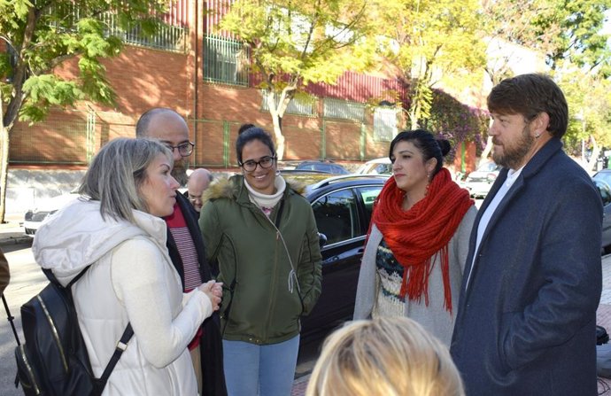 Los concejales de Con Málaga en el Ayuntamiento, Toni Morillas y Nico Sguiglia, junto a familias del CEIP Domingo Lozano que se movilizan tras el cierre del centro.