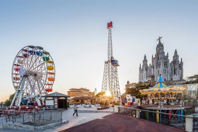 Unas 800.000 personas subieron a la cima del Tibidabo con la Cuca de Llum, un 19,5% más que en 2022.