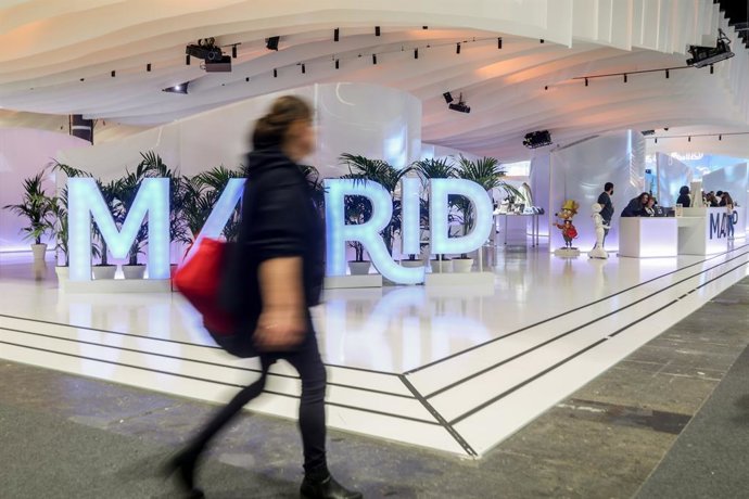 Archivo - Una persona por delante de un letrero de Madrid en la segunda jornada de la Feria Internacional del Turismo, Fitur 2023