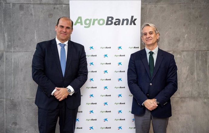 El director territorial de CaixaBank en Canarias, Manuel Afonso, junto al director de AgroBank en las islas, Gabriel Vázquez