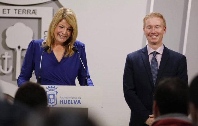 La alcaldesa de Huelva, Pilar Miranda, acompañada por el concejal de Presidencia y Relaciones Institucionales, Alfonso Castro.