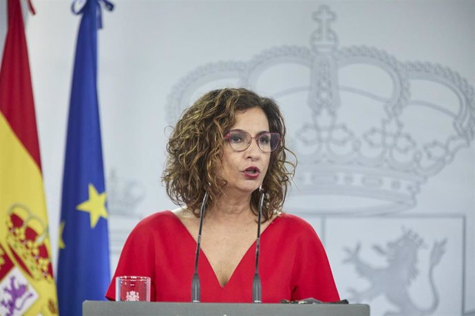 Archivo - La ministra portavoz del Gobierno y ministra de Hacienda, María Jesús Montero, durante la rueda de prensa posterior a la reunión entre la presidenta de la Comunidad de Madrid y el presidente del Gobierno. La reunión entre la presidenta madrileña