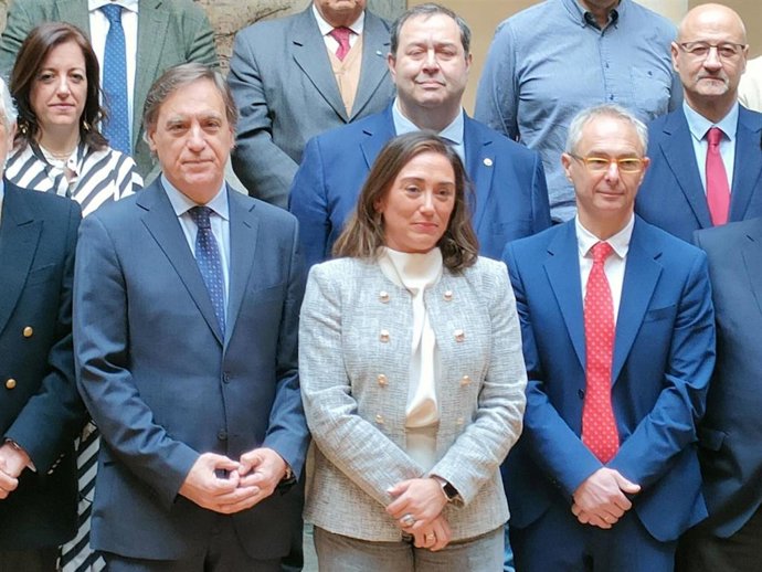El rector de la USAL, Ricardo Rivero (primero por la derecha), junto a la consejera María González (centro) y el alcalde de Salamanca, Carlos García Carbayo (izquierda), en un acto para pedir mejores conexiones ferroviarias para Salamanca