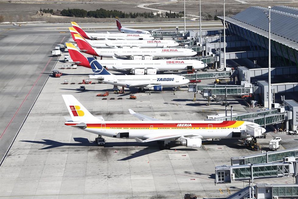 Archivo - Aeropuerto de Barajas, avión, aviones, hub de Iberia (aviones apostados) pista de despegue y aterrizaje, vistas, vistas del aeropuerto, ruedas de avión, cola, reactor, turbina, motor de avión, ala de avión, flaps, slats,  Tarom, Iberia 