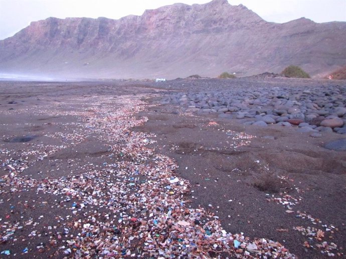 Pélets en una playa de Canarias