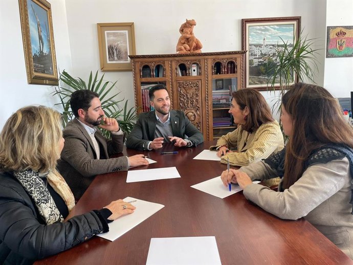 La consejera de Empleo, Empresa y Trabajo Autónomo, Rocío Blanco, visita Arriate (Málaga).