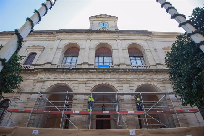 Archivo - Imagen de archivo de la fachada del Ayuntamiento de Sevilla a la Plaza Nueva. 