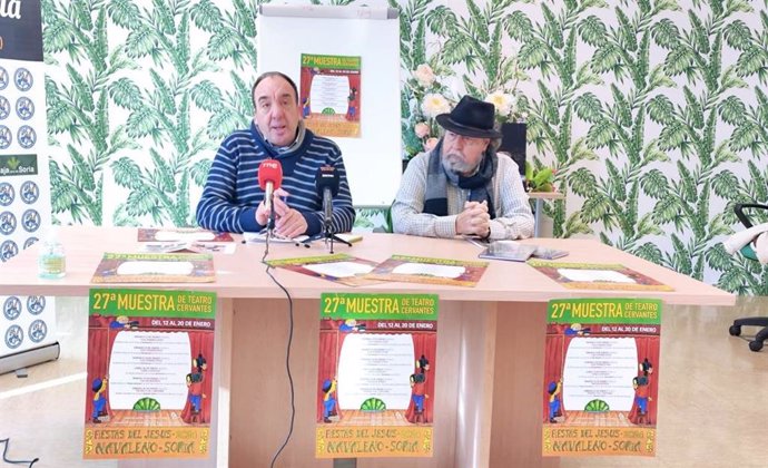 Chusja Andrés (izda) y Manuel Madrid presentan la 27º Feria de Teatro de Naveleno