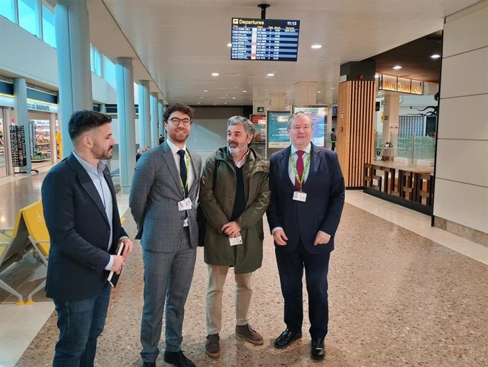 Jorge García, viceconsejero de Infraestructuras y Movilidad; Pedro Cotilla, director del aeropuerto de Asturias; Alejandro Calvo, consejero de Fomento, Cooperación Local y Prevención de Incendios y José Antonio Leiva, jefe de Servicios Aeroportuarios
