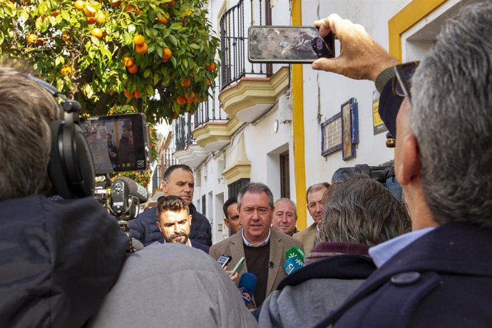 El secretario general del PSOE-A, Juan Espadas, en Los Palacios y Villafranca (Sevilla).