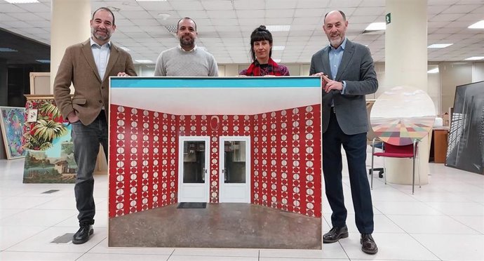 El presidente de ACOR y el director del Patio Herreriano posan con el cuadro ganador en el XXIV Certamen de Pintura de ACOR