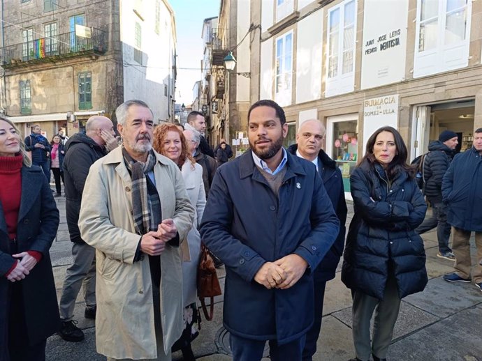 El secretario general de Vox, Ignacio Garriga, con los candidatos de Vox a a las elecciones autonómicas gallegas